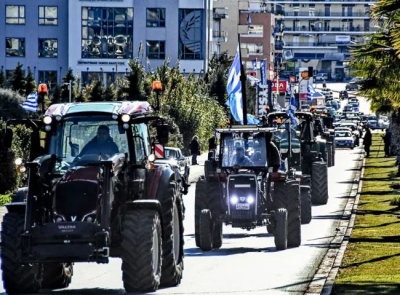 Τρόμος στο Μαξίμου με τους αγρότες που στήνουν τρακτέρ και μπλόκα – Επιμένει ο Μητσοτάκης: Δεν υπάρχει αγροτικό μέτωπο