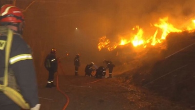 Πύρινος εφιάλτης σε πολλά μέτωπα  στη Χίο, κηρύχθηκε σε κατάσταση έκτακτης ανάγκης - Νέες εκκενώσεις περιοχών μέσω του 112