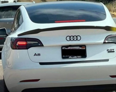 Οδηγοί Tesla διαμαρτύρονται αλλάζοντας τα σήματα των αυτοκινήτων τους