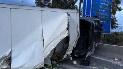 Κλειστή η λεωφόρος Αθηνών στο ρεύμα προς Αθήνα λόγω ανατροπής νταλίκας - Τραυματίστηκε ελαφρά ο οδηγός